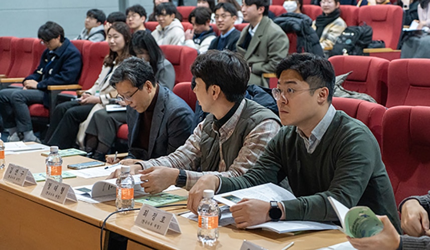 judges for the Dow Korea sustainability contest watch student presentations